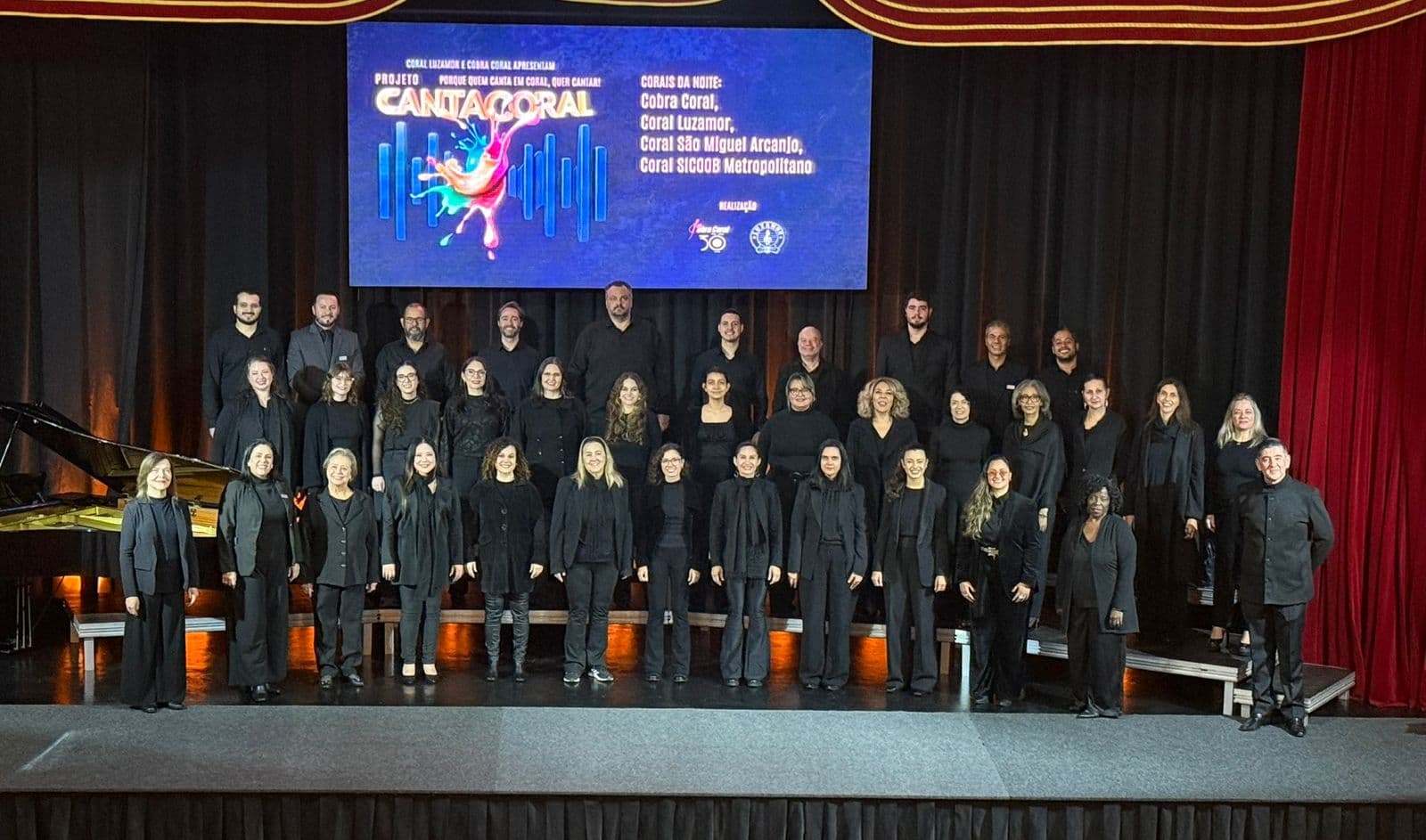 Foto de todos os integrantes do Coral Luzamor e Cobra Coral
